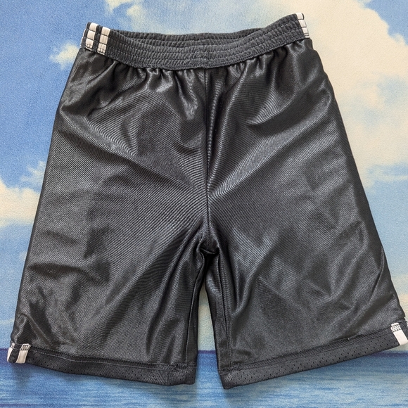 7Y boys Adidas grey shorts 🩶 - Picture 4 of 6